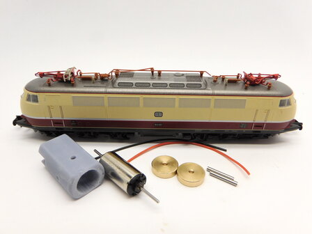 micromotor NA042F motor ombouwset voor Arnold E 03, BR 103, BR 127, BR 152, BR 750, RENFE / AVE / ARCO S 252, CP LE 5600  Motor met vliegwielen en slangkoppelingen